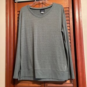 GUC. Reebok sweater size XL. Color green